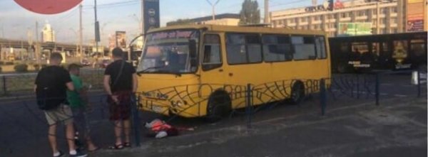 В Киеве маршрутка задавила на "зебре" женщину В Киеве маршрутка задавила на "зебре" женщину