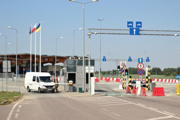 Грузовики в сторону Польши могут проехать только через один пункт пропуска
Грузовики в сторону Польши могут проехать только через один пункт пропуска