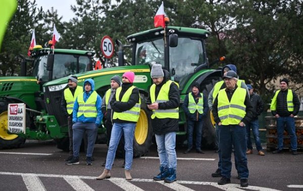 На кордоні з Польщею розблокували рух вантажівок на ПП "Зосин-Устилуг"
На кордоні з Польщею розблокували рух вантажівок на ПП "Зосин-Устилуг"