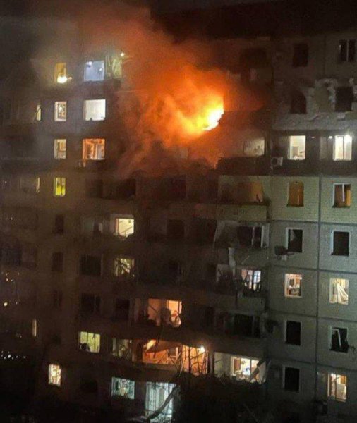 
Внаслідок удару по багатоповерхівці у Кривому Розі є загиблі та поранені 