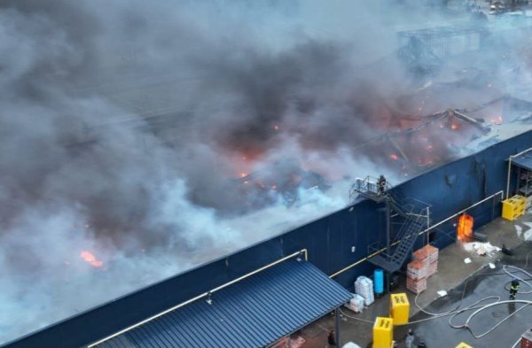 Через російський обстріл у Нікополі виникла масштабна пожежа
Через російський обстріл у Нікополі виникла масштабна пожежа