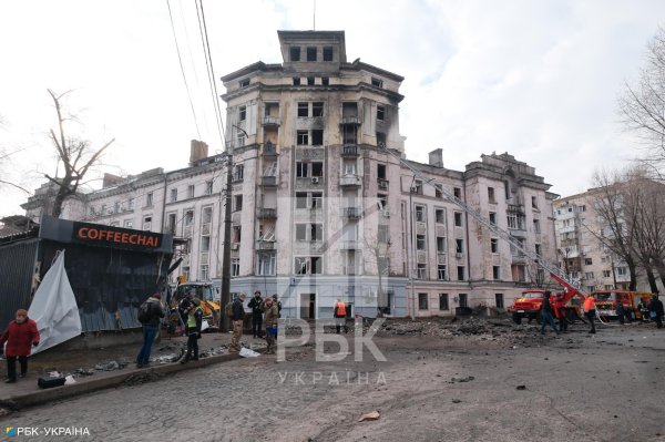 Нерозірваний снаряд, вибиті вікна та глибока вирва. Наслідки атаки на Київ у фото
Нерозірваний снаряд, вибиті вікна та глибока вирва. Наслідки атаки на Київ у фото