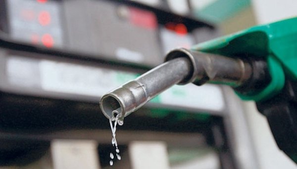 У Росії через атаки на НПЗ виробництво бензину впало на 16,6% У Росії через атаки на НПЗ виробництво бензину впало на 16,6%