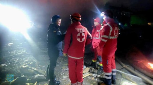 В Киеве обломки ракеты упали на детсад и жилой дом, горят машины В Киеве обломки ракеты упали на детсад и жилой дом, горят машины