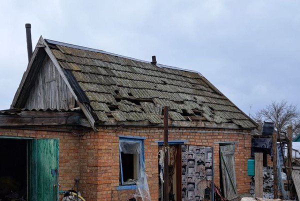 На Дніпропетровщині через ворожі обстріли пошкоджена АЗС
На Дніпропетровщині через ворожі обстріли пошкоджена АЗС