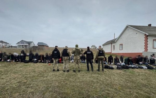 "Консерва з ухилянтів". Понад 30 чоловіків в мікроавтобусі намагалися втекти в Румунію
"Консерва з ухилянтів". Понад 30 чоловіків в мікроавтобусі намагалися втекти в Румунію