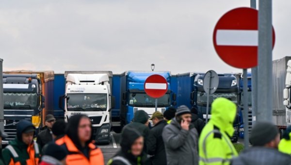 Польські фермери тимчасово розблокували пункт пропуску «Краківець» Польські фермери тимчасово розблокували пункт пропуску «Краківець»