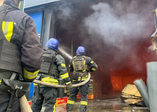 Через російський обстріл у Нікополі виникла масштабна пожежа
Через російський обстріл у Нікополі виникла масштабна пожежа