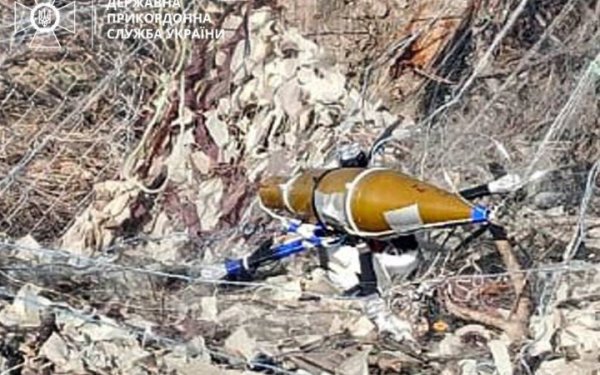 Троє мешканців Херсонщини загинули від вибуху боєприпасу дрона
Троє мешканців Херсонщини загинули від вибуху боєприпасу дрона
