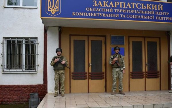 На Закарпатті чоловік спробував вчинити самогубство у ТЦК, проводиться перевірка
На Закарпатті чоловік спробував вчинити самогубство у ТЦК, проводиться перевірка