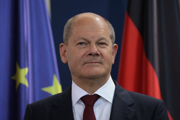 
"Льодовиковий період". Чи є конфлікт Шольца та Макрона та що це означає для України 