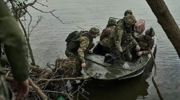 Херсонская ОВА показала, как морпехи уничтожают врага и его технику в Крынках Херсонская ОВА показала, как морпехи уничтожают врага и его технику в Крынках