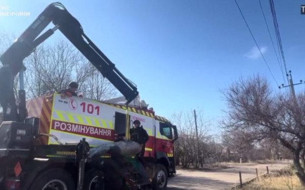 Піротехніки ДСНС вилучили та знищили на Донеччині російську авіабомбу
Піротехніки ДСНС вилучили та знищили на Донеччині російську авіабомбу