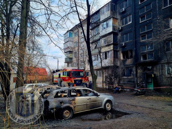 Нерозірваний снаряд, вибиті вікна та глибока вирва. Наслідки атаки на Київ у фото
Нерозірваний снаряд, вибиті вікна та глибока вирва. Наслідки атаки на Київ у фото