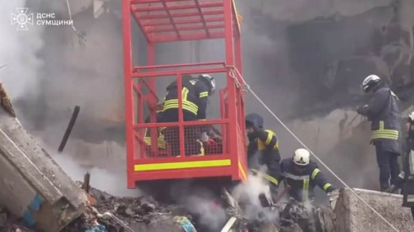 Удар "Шахеда" по Сумах: из-под завалов пятиэтажки достали тело второго погибшего Удар "Шахеда" по Сумах: из-под завалов пятиэтажки достали тело второго погибшего