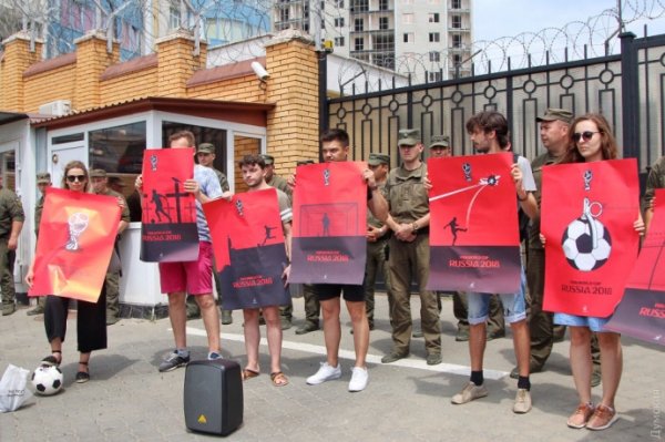 В Одессе на территорию консульства РФ бросили "кровавые" мячи В Одессе на территорию консульства РФ бросили "кровавые" мячи
