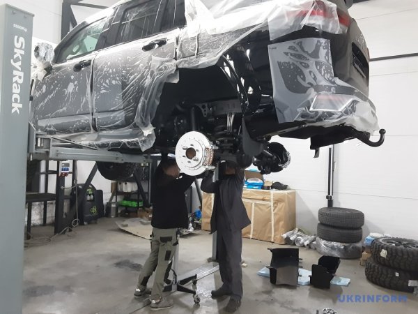 На Прикарпатті понад 100 авто отримали посилений захист завдяки релокованому підприємству На Прикарпатті понад 100 авто отримали посилений захист завдяки релокованому підприємству
