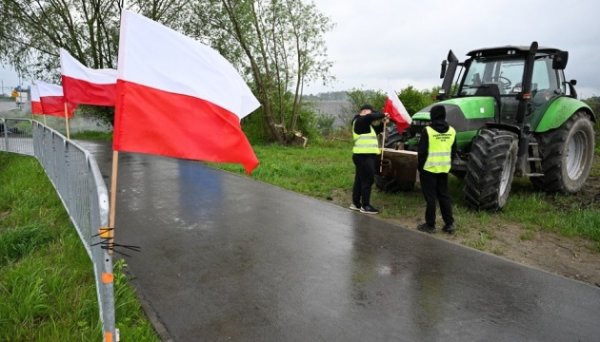 Польські фермери блокують рух вантажівок у чотирьох пунктах на кордоні з Україною Польські фермери блокують рух вантажівок у чотирьох пунктах на кордоні з Україною