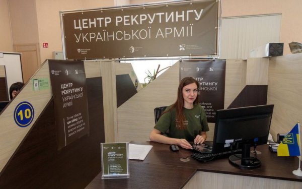 У Камʼянському на Дніпропетровщині відкрився Центр рекрутингу української армії
У Камʼянському на Дніпропетровщині відкрився Центр рекрутингу української армії