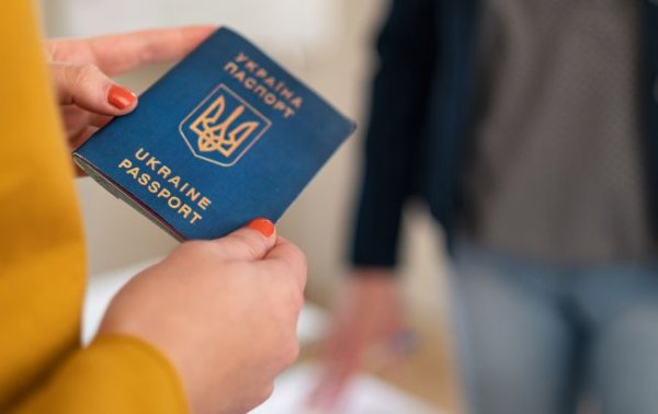 Хто з чоловіків може отримати документи за кордоном: пояснення паспортного сервісу
Хто з чоловіків може отримати документи за кордоном: пояснення паспортного сервісу