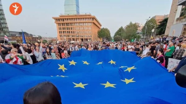 В Тбилиси проходит многотысячный митинг против закона "об иноагентах", произошла стычка В Тбилиси проходит многотысячный митинг против закона "об иноагентах", произошла стычка