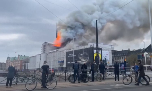 В Копенгагене горит старейшая фондовая биржа в мире (видео)
В Копенгагене горит старейшая фондовая биржа в мире (видео)