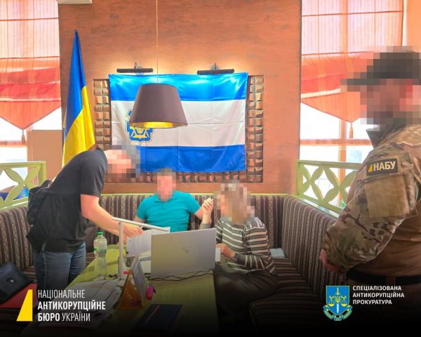 Затримали посадовицю Херсонської ОВА, яку підозрюють у розкраданні коштів
Затримали посадовицю Херсонської ОВА, яку підозрюють у розкраданні коштів
