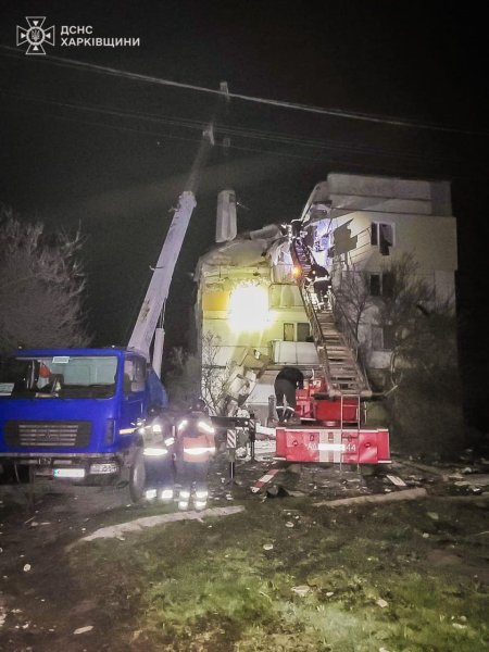 Окупанти скинули авіабомбу на багатоповерхівку у Куп'янську, загинула жінка
                                