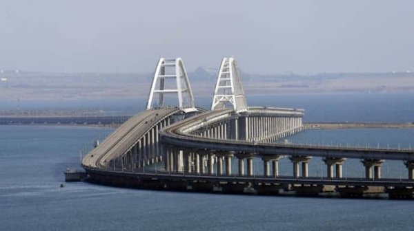 В Крыму прогремели взрывы. Мост перекрыт В Крыму прогремели взрывы. Мост перекрыт