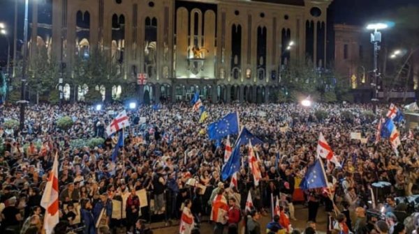 Митингующие в Тбилиси требуют встречи с премьером Митингующие в Тбилиси требуют встречи с премьером