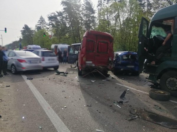 У Києві сталась ДТП за участю шести автівок
У Києві сталась ДТП за участю шести автівок
