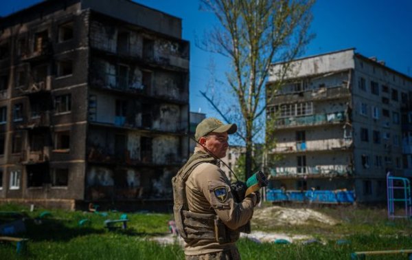 Загрози з боку Росії та мобілізація по-новому. Що чекає Україну влітку на фронті та у тилу
Загрози з боку Росії та мобілізація по-новому. Що чекає Україну влітку на фронті та у тилу
