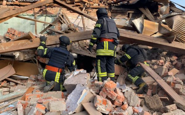 Рятувальники на Харківщині визволили чоловіка з-під завалів після російського обстрілу
Рятувальники на Харківщині визволили чоловіка з-під завалів після російського обстрілу