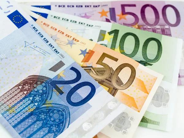 Курс валют на 11 апреля: евро в обменниках потерял 15 копеек
Курс валют на 11 апреля: евро в обменниках потерял 15 копеек