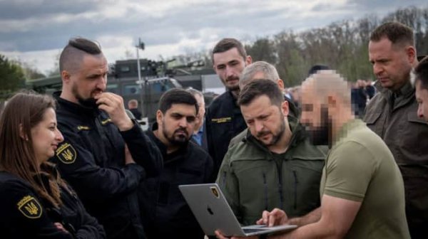 Зеленскому на днях показали украинский аналог российского "Ланцета" Зеленскому на днях показали украинский аналог российского "Ланцета"