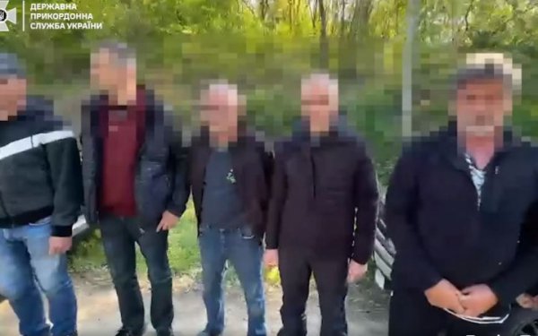 Прикордонники затримали чергових бажаючих втекти з України
Прикордонники затримали чергових бажаючих втекти з України