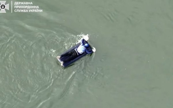 Прикордонники затримали чоловіка, який намагався втекти до Молдови на надувному матраці
Прикордонники затримали чоловіка, який намагався втекти до Молдови на надувному матраці