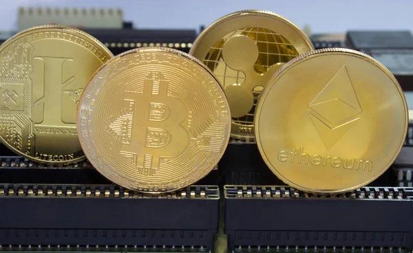 Объем торгов криптовалютами вырос до $2,5 трлн. Что происходит на биржах
Объем торгов криптовалютами вырос до $2,5 трлн. Что происходит на биржах