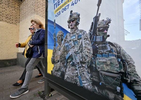 Загрози з боку Росії та мобілізація по-новому. Що чекає Україну влітку на фронті та у тилу
Загрози з боку Росії та мобілізація по-новому. Що чекає Україну влітку на фронті та у тилу