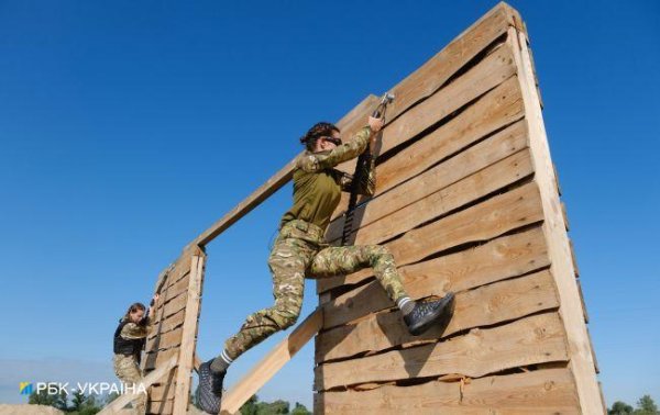 Новий закон про мобілізацію: чи забиратимуть до армії жінок
Новий закон про мобілізацію: чи забиратимуть до армії жінок
