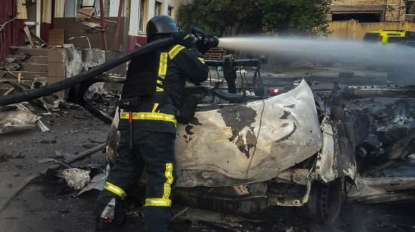В Николаеве из-за неизвестной взрывчатки загорелись авто: пять спасателей пострадали В Николаеве из-за неизвестной взрывчатки загорелись авто: пять спасателей пострадали