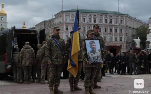 У Києві попрощалися з полеглим бійцем 59 ОМПБр Павлом Петриченком
У Києві попрощалися з полеглим бійцем 59 ОМПБр Павлом Петриченком