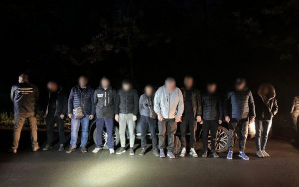 На Закарпатті двоє таксистів намагалися переправити через кордон вісьмох чоловіків
На Закарпатті двоє таксистів намагалися переправити через кордон вісьмох чоловіків