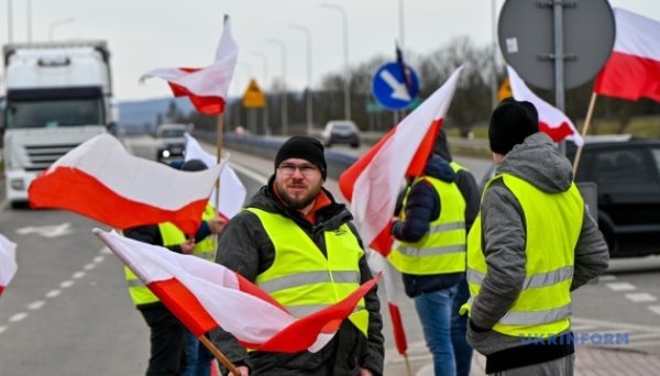 Польські фермери поновили блокування пункту пропуску «Угринів-Долгобичув» Польські фермери поновили блокування пункту пропуску «Угринів-Долгобичув»