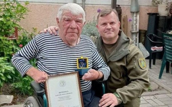 Відомий херсонський волонтер отримав президентську відзнаку
Відомий херсонський волонтер отримав президентську відзнаку