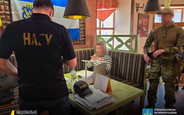 Затримали посадовицю Херсонської ОВА, яку підозрюють у розкраданні коштів
Затримали посадовицю Херсонської ОВА, яку підозрюють у розкраданні коштів