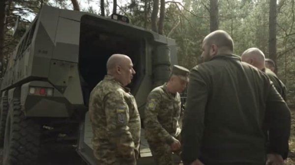 Сырскому и Умерову показали новую бронемашину украинского производства Сырскому и Умерову показали новую бронемашину украинского производства