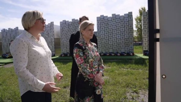 Украину впервые с начала большой войны посетила представительница королевской семьи Британии Украину впервые с начала большой войны посетила представительница королевской семьи Британии