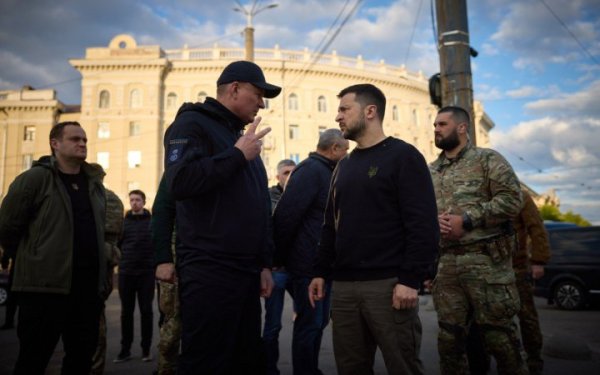 Зеленський оглянув атаковану Росією п’ятиповерхівку у Дніпрі
Зеленський оглянув атаковану Росією п’ятиповерхівку у Дніпрі