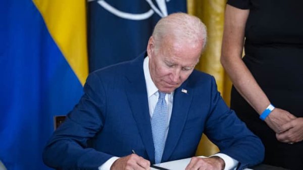Байден подписал законопроект о помощи Украине Байден подписал законопроект о помощи Украине